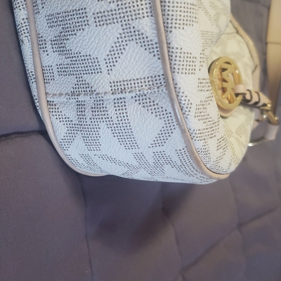 Michael Kors Vanilla PVC purse/crossbody - Picture 16 of 16